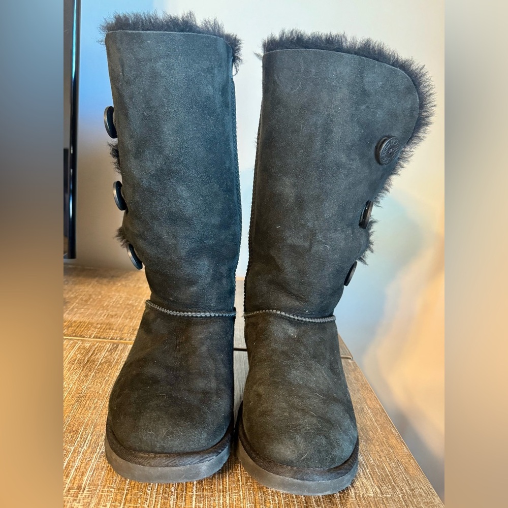 Very Good condition. Classic Tall 3 button UGG boots black. Size 9.
